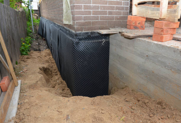 Happy homeowners after waterproofing job in Peru